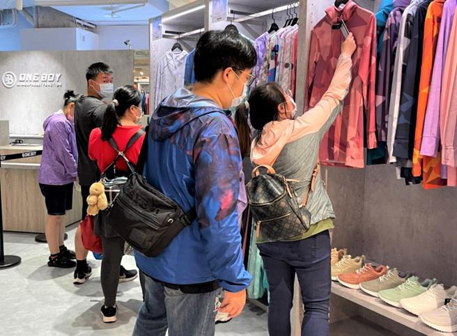 ONE BOY冰锋衣系列服饰进驻远东巨城。（远东巨城提供）