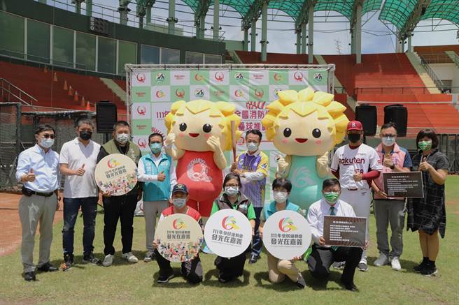 嘉义县消防局一群热爱棒垒球运动的消防员，自力筹措经费举办「全国消防慢速垒球赛」，今宣传记会热闹举行。（嘉义县政府提供∕吕妍庭嘉义传真）