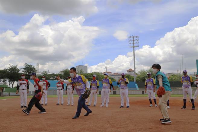 嘉义县消防局一群热爱棒垒球运动的消防员，自力筹措经费举办「全国消防慢速垒球赛」，今由嘉义县长翁章梁带领开球。（嘉义县政府提供∕吕妍庭嘉义传真）