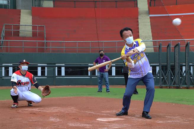 嘉义县消防局一群热爱棒垒球运动的消防员，自力筹措经费举办「全国消防慢速垒球赛」，今由嘉义县长翁章梁带领开球。（嘉义县政府提供∕吕妍庭嘉义传真）