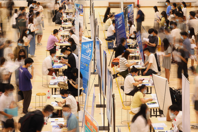 大陆近两年受疫情影响 ，总体经济形势不佳，应届毕业生起薪涨幅放缓，平均薪资已接近台湾，长三角珠三角等经济发达地区则已追上台湾。图为南京为部份行业举办企业到校招聘活动。（图／中新社）