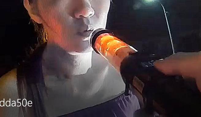 员警起初要刘女试吹酒精感知器，即亮起红灯显示有酒精反应。（民眾提供／冯惠宜台中传真）
