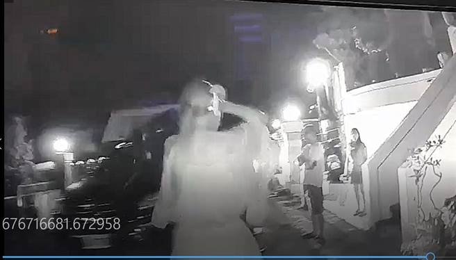 刘女拒酒测，当警察要告知他拒测后果，未料她竟摀耳狂奔。（民眾提供／冯惠宜台中传真）