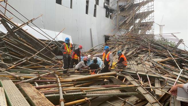 大潭电厂8号机工程鹰架倒塌6人受伤。(消防局提供／吕筱蝉桃园传真)