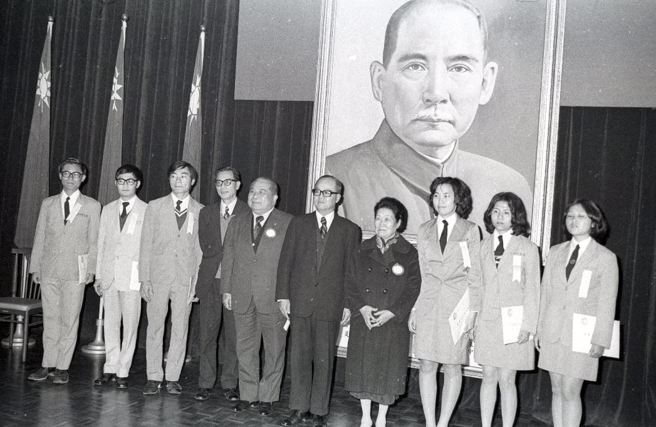 1976年03月21日侨务委员会64学年度优良侨生奖学金，暨华侨捐赠各项奖学金联合颁奖大会，在台北市侨光堂举行，侨委会主任委员毛松年与得奖学生合影。（示意图／邱维国摄）