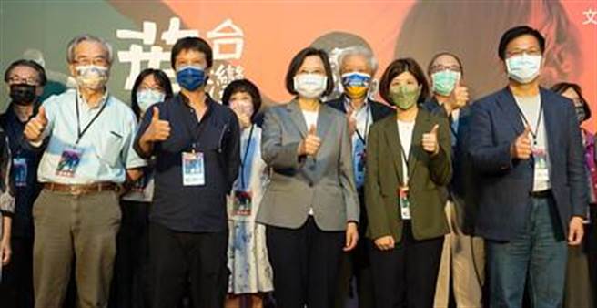 蔡英文总统今晚出席《台湾男子叶石涛》臺北首映会(总统府提供)