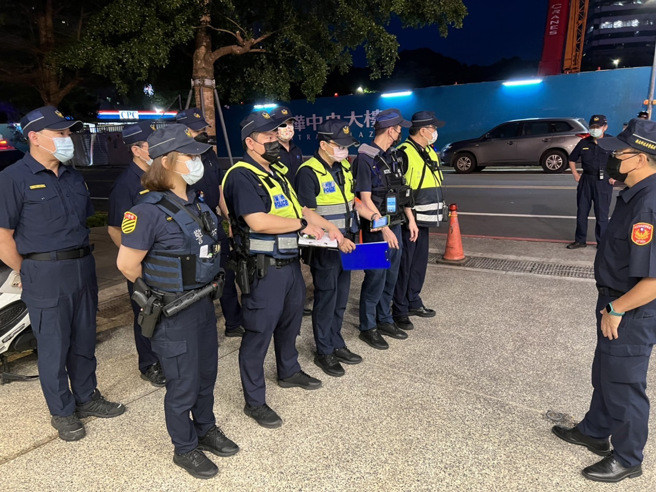 林口分局为防制聚眾滋扰事件，于今(13)日19时起与市府各单位进行联合稽查并持续规划威力扫荡临检勤务。(林口分局提供)