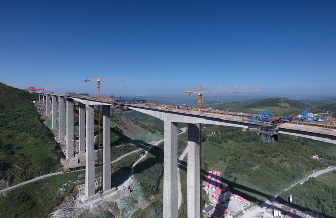 为维持今年经济增长5.5%的目标，大陆各地加快推动基础建设，将基础建设的年增率扩大至10%以上，以带动内需推动GDP增长。图为甘肃双达公路。（图／新华社）