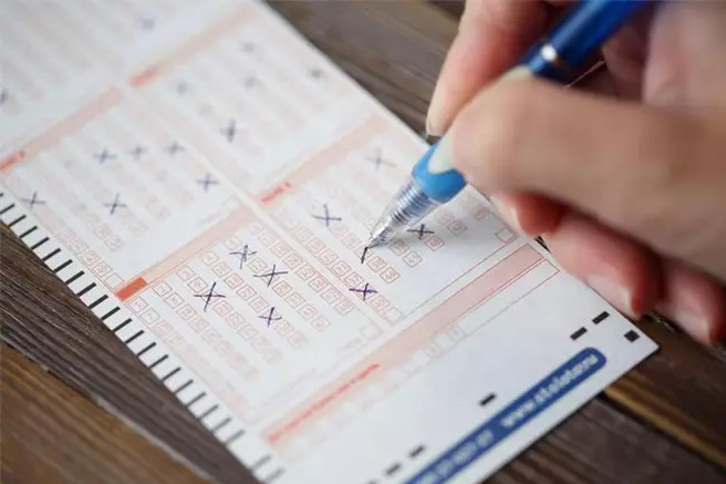 乐透中头奖机率低，却在韩国发生50人中头奖的罕见事例。(图/shutterstock)