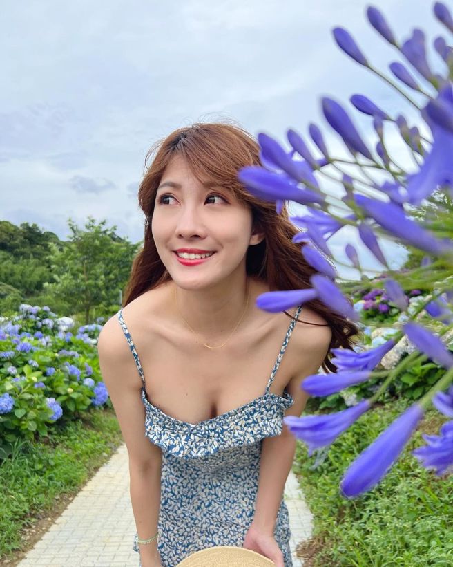 李佩瑄细肩带蓝白碎花洋装尽显女人味，罕见露出迷人的UU深沟事业线。（图／取自李佩瑄IG）