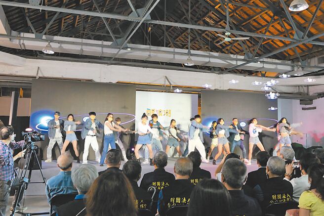 醒吾科大「醒浪潮」于华山文创园区，以最酷炫的空拍机群飞及热舞表演展开序幕。图／醒吾科大提供