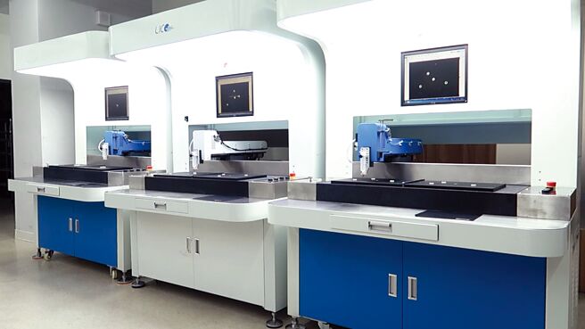 慧眼自动点胶机免治具，自动校正旋转位移，轻松让制程再升级。图／业者提供