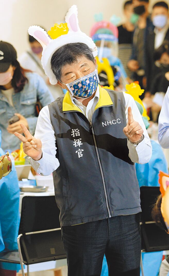 防疫指挥官陈时中昨日确诊，图为陈时中日前视察儿童疫苗接种站，戴上小白兔头饰向现场人员打招呼。（本报资料照片）