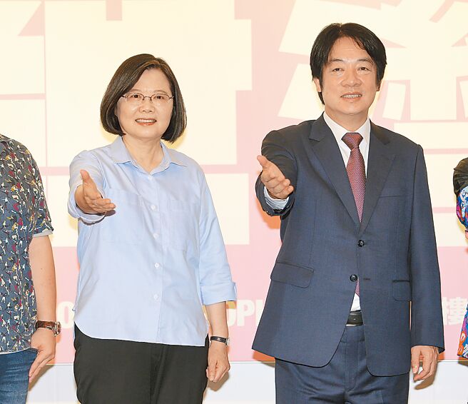 民进党7月17日将召开全代会改选中执委及中评委，改选后的中执会、中常会将处理2024年总统初选等事宜，各派系都卯足全力争取。图为蔡英文总统（左）、副总统赖清德（右）。（本报资料照片）
