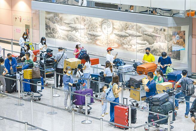 指挥中心宣布自6月15日起，松绑入境检疫天数为3+4，但专家仍认为应再观察、逐步松绑。图为桃园机场入境旅客。（陈麒全摄）