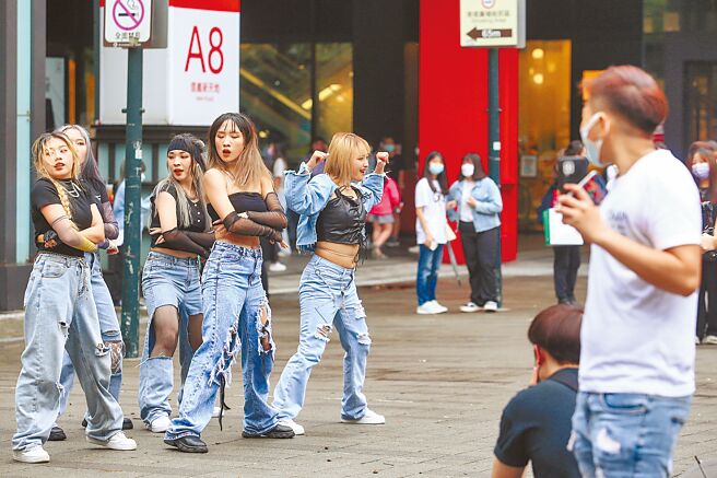疫情指揮中心12日公布新增5萬643例確診個案，其中，台北市確診數3331例，不少人趁著假日外出活動，信義商圈更有年輕女孩熱舞。（鄧博仁攝）