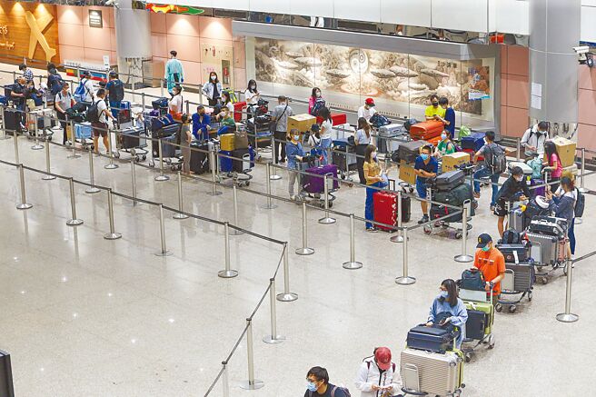 15日起入境隔离从「7+7」松绑为「3+4」，网友质疑不能变换检疫地点，实际上仍要在防疫旅馆住至少8个晚上。指挥中心表示只要能维持1人1户的规定，就可提前返家，不用在防疫旅馆住满8天。图为桃园机场入境旅客。（陈麒全摄）