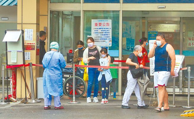 医生提醒民眾，二度感染不一定症状较轻，若是1个月内感染2次的民眾应特别留意。图为新北市新店耕莘医院假日没有防疫门诊，急诊室外家长带着小朋友来就医。（陈君玮摄）