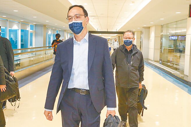 国民党主席朱立伦结束9天访美行程后，于12日清晨搭机抵台。他在入境时媒体询问国民党空降参选桃园市长的张善政，迄今尚未与宣布参选桃园市长的立委吕玉玲见面一事时，朱立伦以「我这两天要隔离」笑答，明显避谈此事。（陈麒全摄）