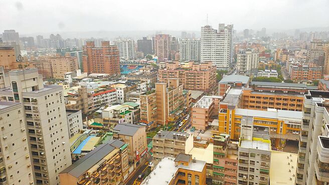 房地合一稅中提供自住者「重購退稅」優惠，不過為了確保自住目的，重購後5年內該房子若轉作他途或者移轉者，要追繳原退還或扣抵稅款。財政部近期發布核釋，3種情形包含「未成年子女就學需要」、「放寬派駐國外」以及「原所有權人過世」，符合條件者可以維持優惠、免被追繳稅款。（住商不動產提供）