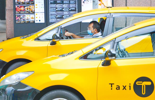 台北市有966处计程车招呼站，议员发现使用率仅1成，质疑设置地点不符合民眾需求。图为计程车司机在招呼站等客人。（本报资料照片）