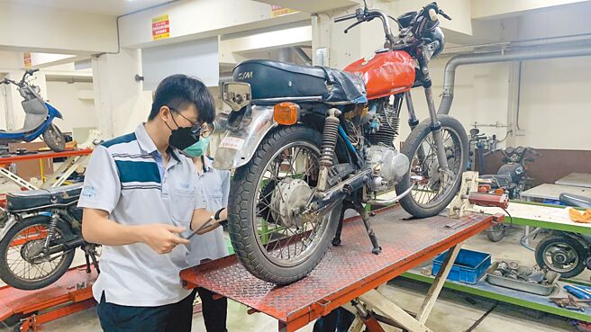 受疫情影响，不少学校採线上教学，但首重实作的技职学校相当困扰，新北市教育局考量技术型高中各有不同群科特性的实习、实作课程，推出「新北技能UP」5大招解决。图为新北高工汽车科电动机车基础实习。（新北市教育局提供／黄敬文新北传真）