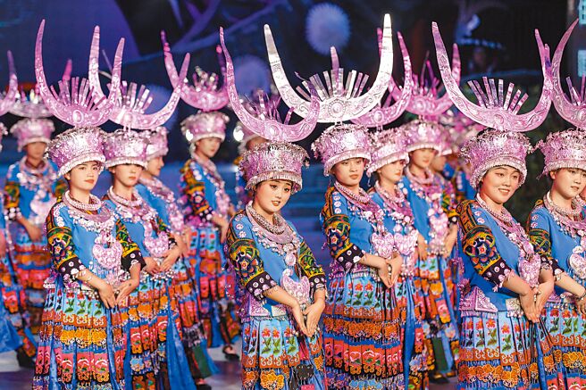 近日大陆许多地方省市推出稳经济的措施，努力復工復产、促消费。图为11日贵州省黔东南苗族侗族自治州的苗族风情晚会，吸引游客观看。（中新社）