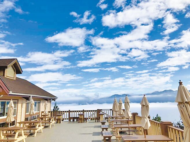 雪霸农场的咖啡厅露台可欣赏云海，由于交通并不便捷，县府规画观光8号公车路线直达雪霸与观雾。（新竹县政府提供／邱立雅竹县传真）