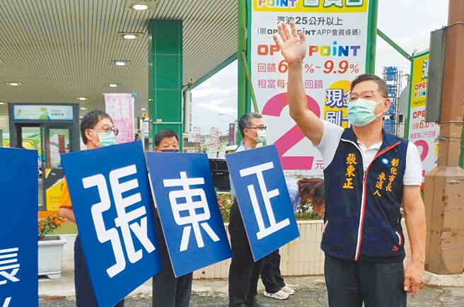 为了争取民调胜出获得国民党提名参选彰化市长，张东正在街头拜票。（张东正提供／吴敏菁彰化传真）
