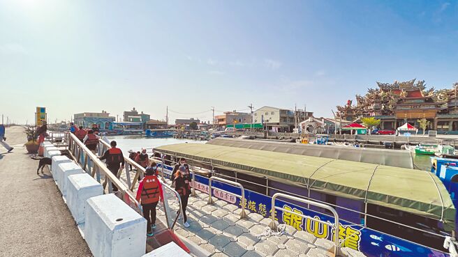 新冠肺炎疫情严峻，台南市七股舄湖娱乐渔筏生意一落千丈，成了观光「惨」业。（张毓翎摄）