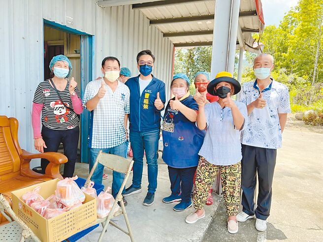 国民党高雄市党部副主委曹桓荣（左三）曾担任韩市府时代民政局长，对高雄38个行政区都相当熟识，许多在地人士推举曹桓荣参选。（曹桓荣提供／洪浩轩高雄传真）