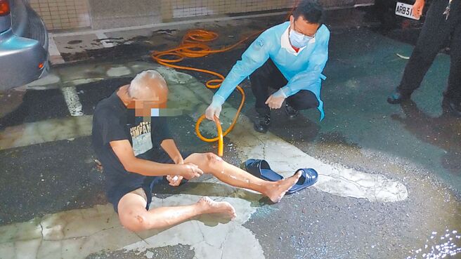 趙男疑似想將放置公廁門口旁塑膠桶盜走，反而慘遭桶內鹽酸灼傷。（翻攝照片／崔正綱高雄傳真）