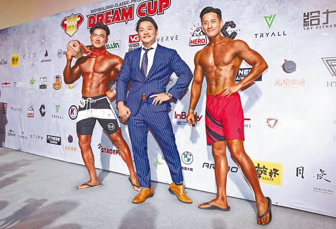 日籍藝人夢多（中）昨舉辦健美大賽，好友李沛旭（左）、周孝安參賽力挺。（陳俊吉攝）