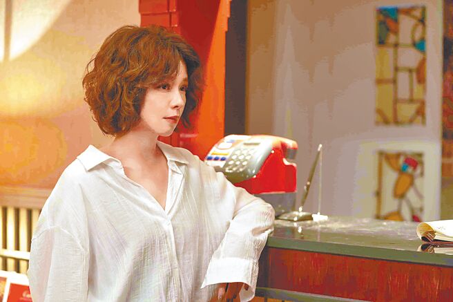 徐若瑄在片中饰演旅馆副理乐乐，散发不同以往的女性魅力。（甲上娱乐提供）