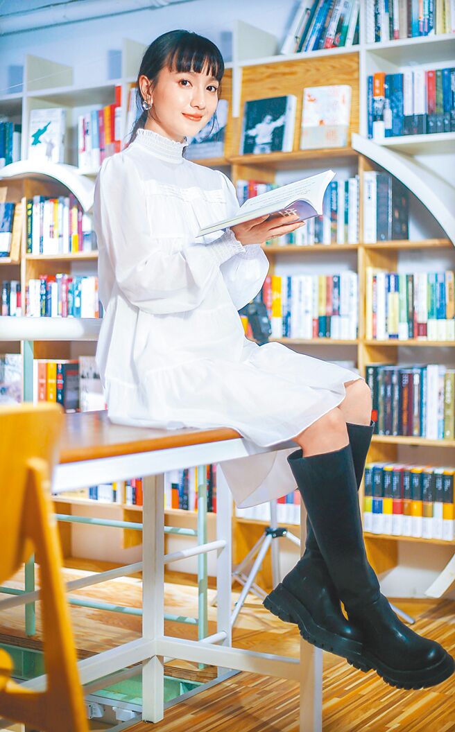 张寗首度入围电影个人奖项，得知获选北影准女配角心情五味杂陈。（粘耿豪摄）场地提供：OwlStay 故事所-夹脚拖的家   服装：Michael Kors