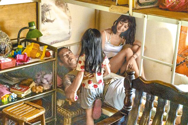 张寗（右）跟顏正国在片中饰演亡命夫妻。（摘自脸书）