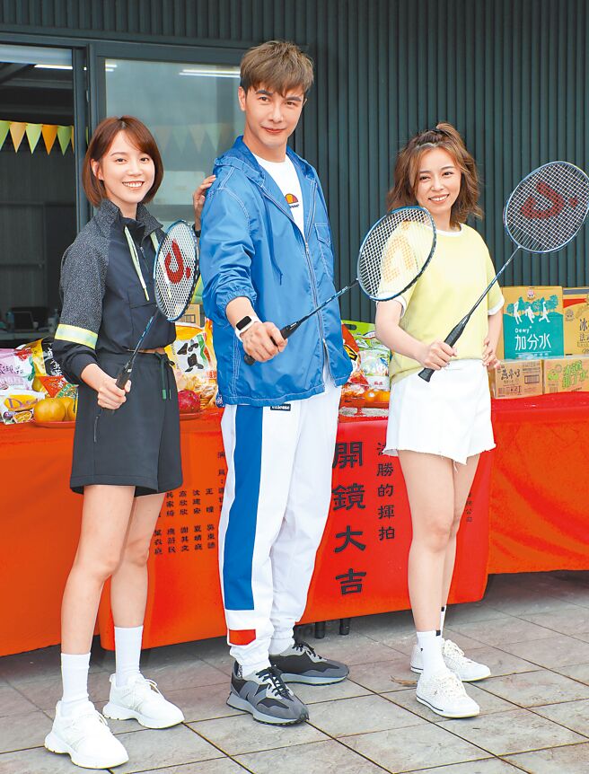 程予希（左起）、谢佳见、王瞳为新戏苦练羽毛球。（郑任南摄）
