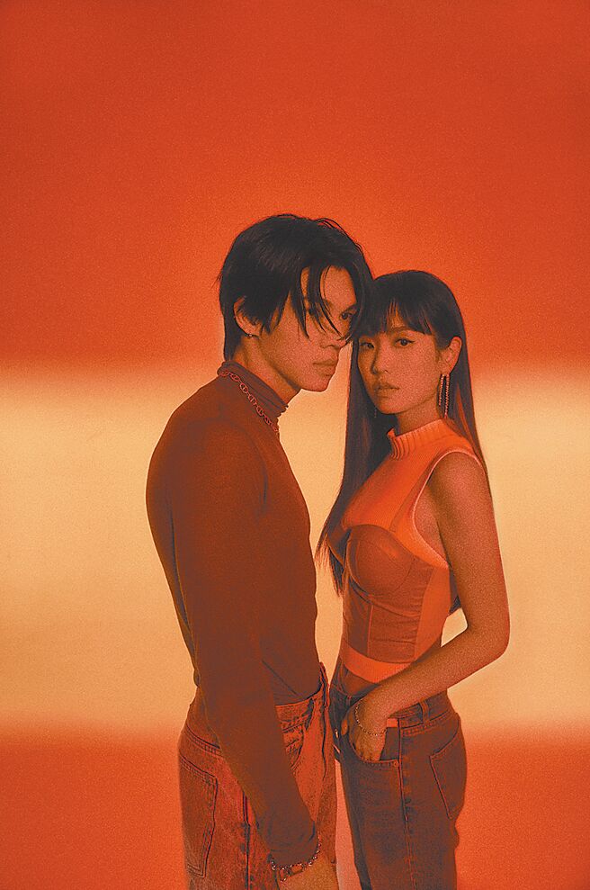 孙盛希（右）携手KIRE推出新歌〈jagi〉。（滚石唱片提供）