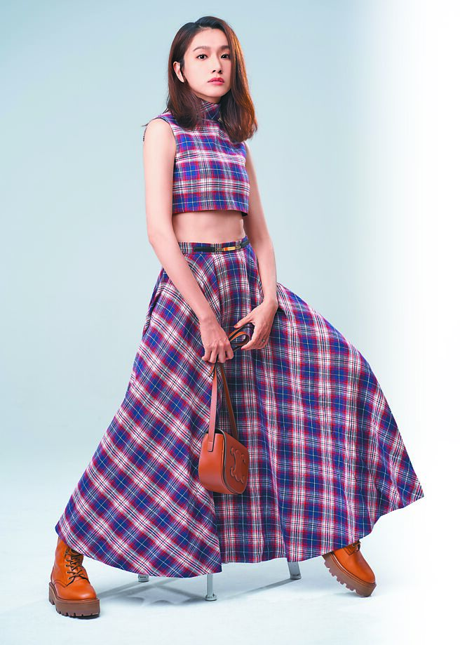 林意箴穿CELINE格纹曳地裙装，风格甜美，小露腹肌秀性感。（JOJ PHOTO摄，图片企画／中时时尚）