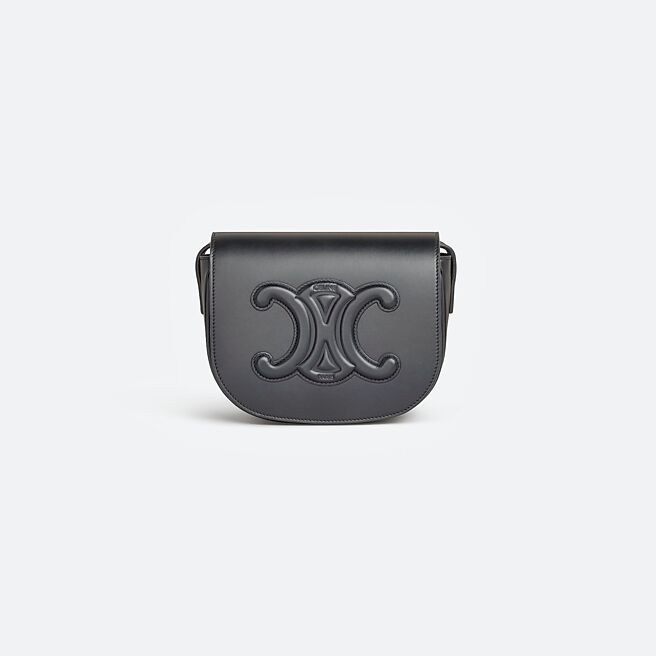 CELINE小牛皮肩背包，6万3000元。（CELINE提供）