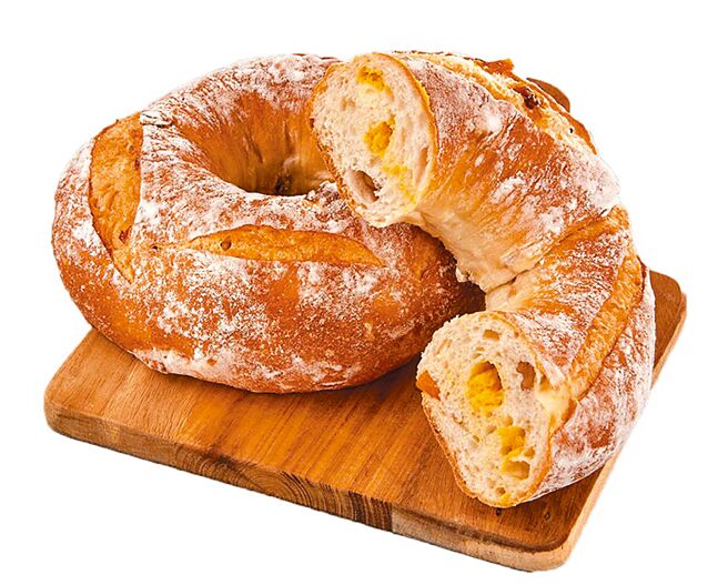 家乐福推出世界麵包大赛冠军王鹏杰，所研发的芒果雪酪麵包，单个95元。（家乐福提供）