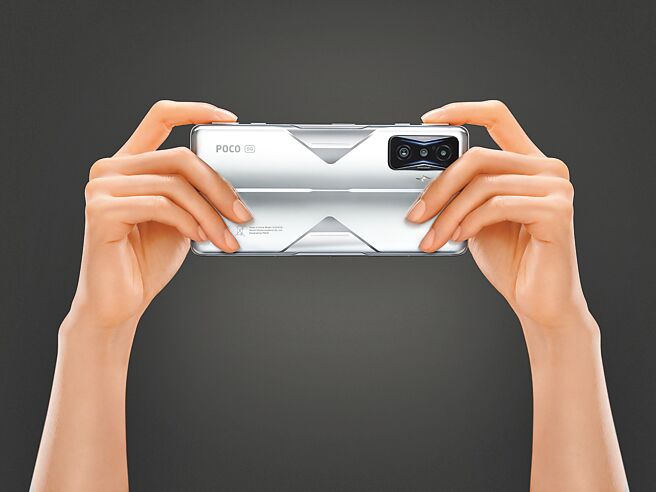 POCO F4 GT在相机模组旁崁入独特的「X形」RGB呼吸灯，玩家能自定义喜爱的色彩，同时更配备磁动力弹出式肩键，方便玩家出招时更好掌控。12GB+256GB，定价1万9999元。（POCO提供）