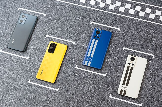 GT Neo3系列承袭GT系列赛车精髓（右一、二），以世界两大知名赛道「利曼」和「银石」为命名色，8GB+256GB，定价1万4990元；realme GT Neo 3T（左一、二）则推出闪速黄和暗影黑2色，8GB+256GB ，定价1万2990元。（realme提供）