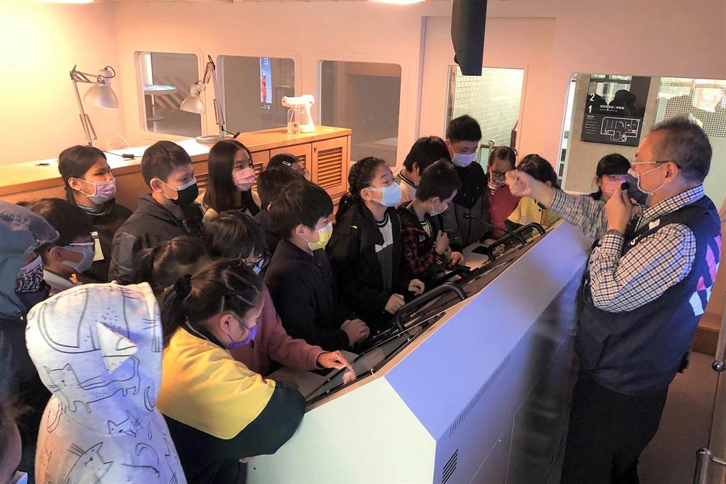 陽明海運文化基金會也安排文化藝術館課程，透過遊戲引導學生認識海運及船舶。（國立海洋大學提供／張志康基隆傳真）