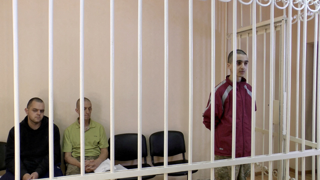 日前3名涉嫌协助乌克兰作战的外籍战士被判死刑，图为他们被关押在法庭。(图/路透社)(photo:ChinaTimes)