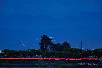 雨後見奇景 嘉義沿海遠眺33公里外的台南關子嶺大廟
