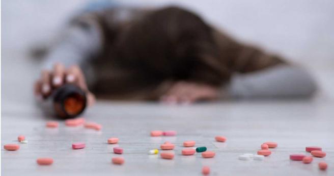 家长怒控，校车司机趁着接送女儿上下学，踰矩邀她泡温泉、更藉故勾肩搭背，吓的稚嫩女儿不知所措，成为她日后仰药的导火线。（示意图非当事人／翻摄123RF）