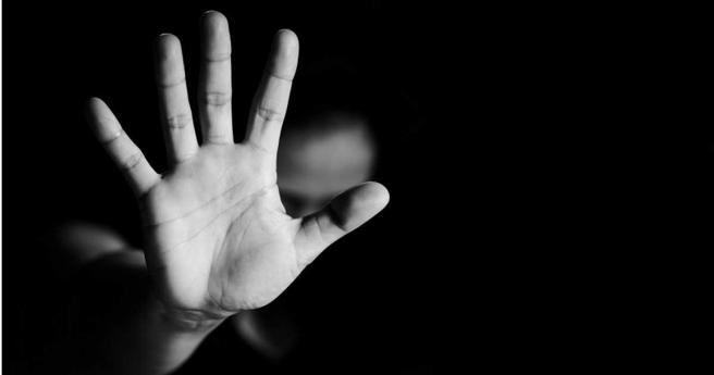 女学生遭司机大叔多次性骚扰，学校曾要求将他调职，女学生却惊见司机依旧继续开校车，害怕无助之余竟想不开。（示意图非当事人／翻摄123RF）。