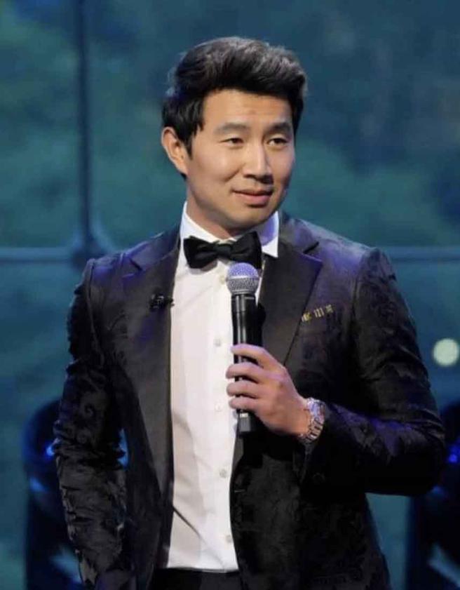 刘思慕以Versace黑色西装担任年度百大人物晚宴主持人，直呼「职涯里程碑」。（摘自刘思慕IG）