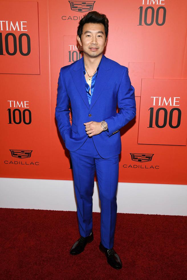 刘思慕身穿Versace 2022年早秋系列羊毛修身西装套装与丝绸衬衫，出席时代杂志年度百大人物晚宴。（Versace提供）